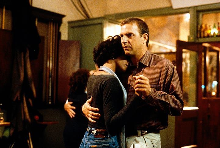     Bodyguard - scenarzysta remaku filmu o swoim pomyśle na fabułę