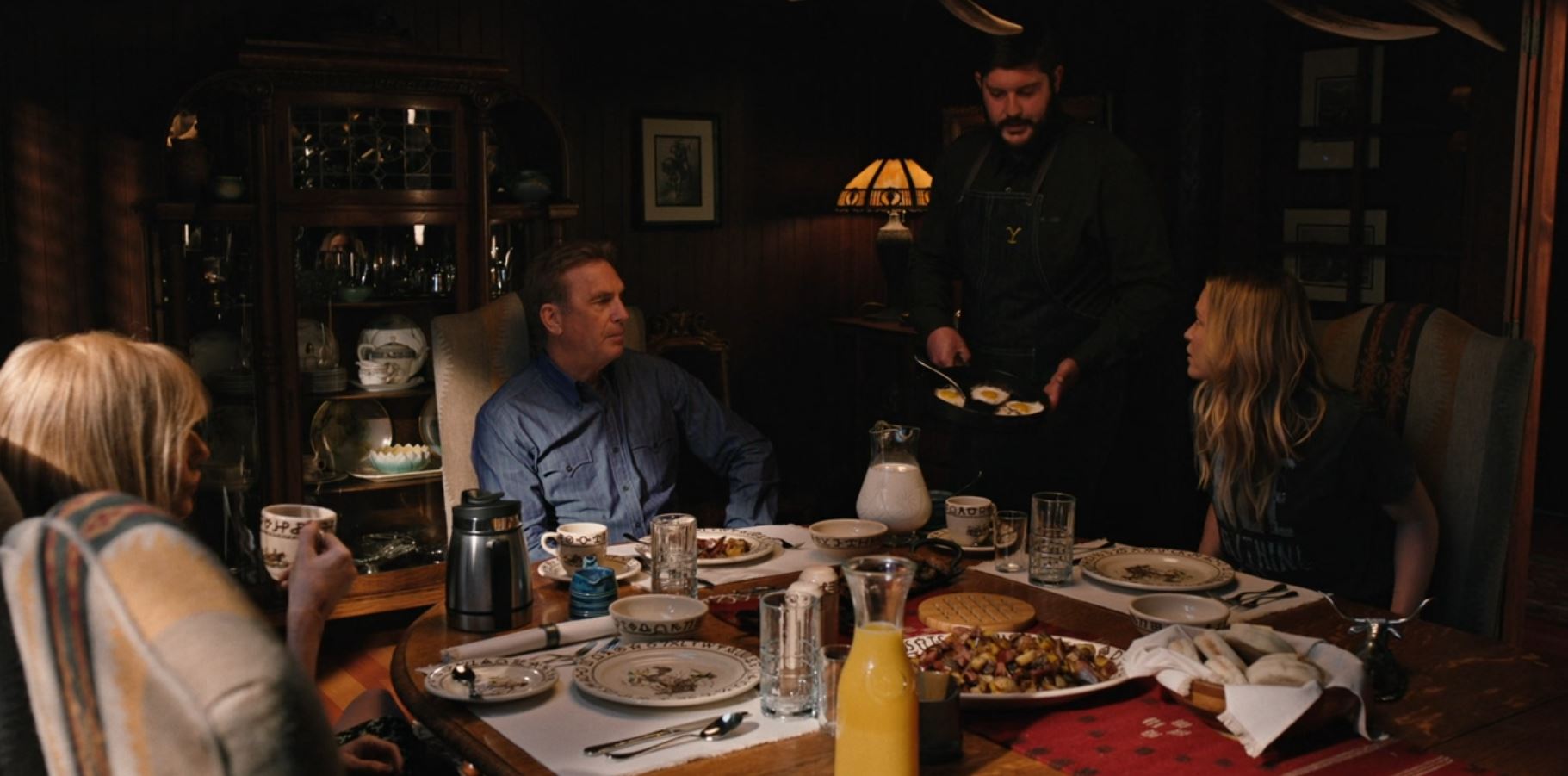 Burger z bizona i inne. Poznaj przykładowe przepisy z książki kucharskiej serialu Yellowstone