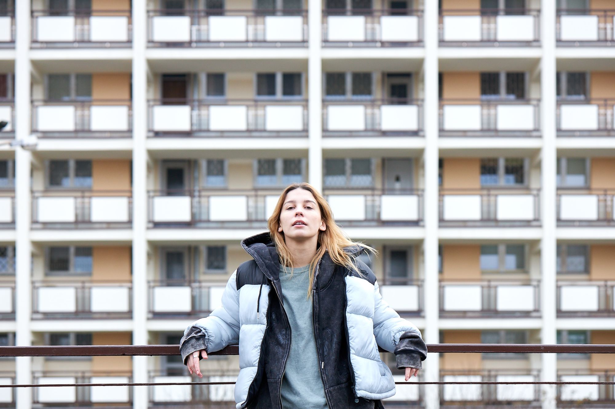     Zadra - nowy polski film o dziewczynie z blokowiska. Zobaczcie jak rapuje utwór Feniks