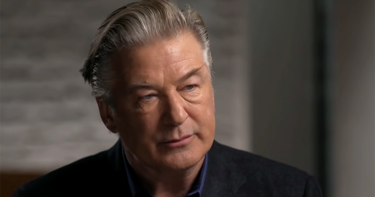     Alec Baldwin mija się z prawdą a branża filmowa ma kłopot z bronią palną. Rzecz o tragedii na planie Rust