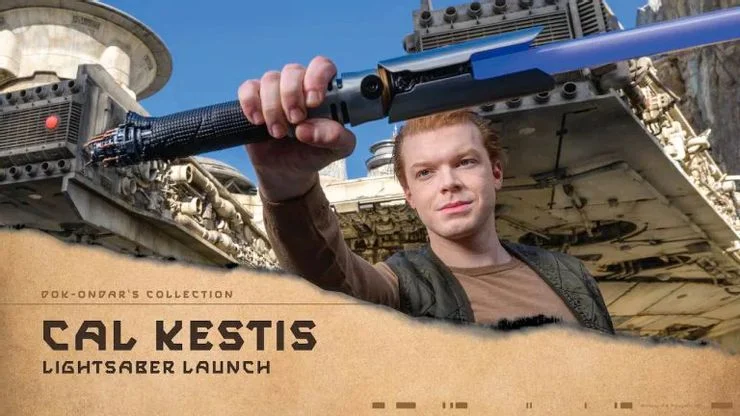 Miecz świetlny Cala Kestisa z gry Star Wars Jedi: Upadły zakon w parku rozrywki Galaxy's Edge