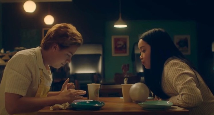     Moonshot - zwiastun filmu. Lana Condor i Cole Sprouse wyruszają w podróż na Marsa!