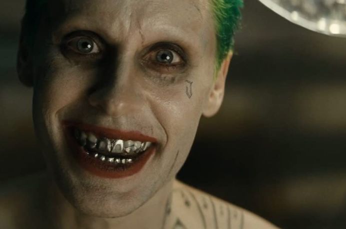     Suicide Squad - tak miał wyglądać tatuaż Jokera. Reżyser przyznaje się do błędu