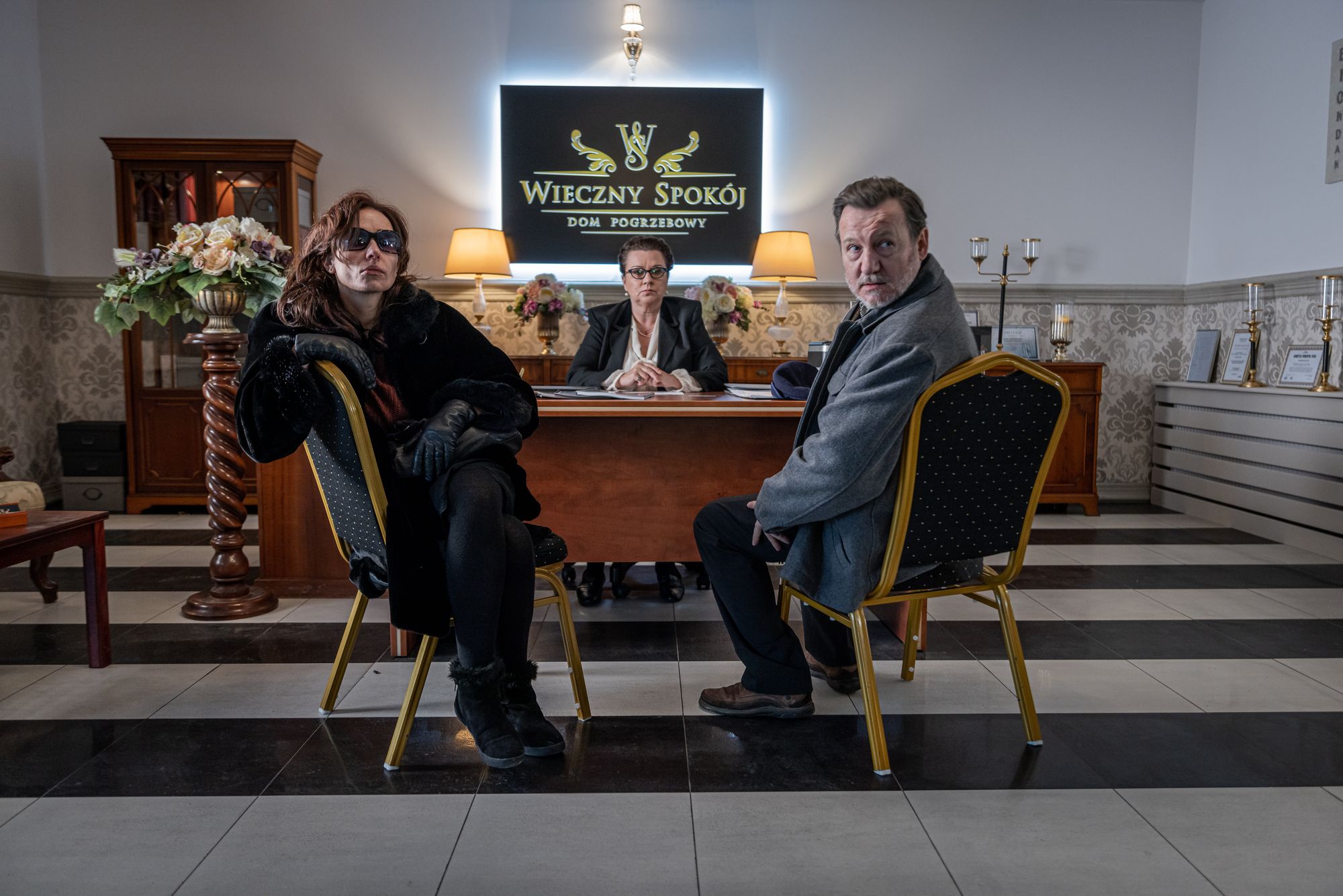 Minuta ciszy - zdjęcia z polskiego serialu CANAL+. To historia o branży pogrzebowej