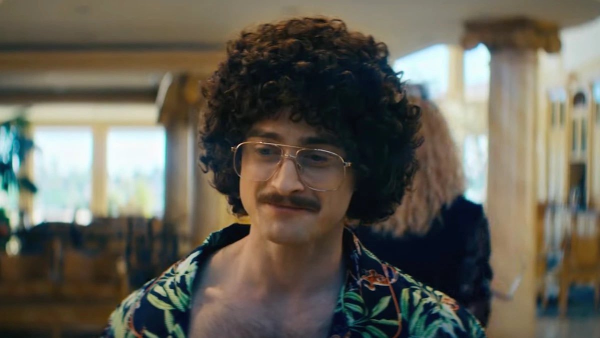     Weird: The Al Yankovic Story - Daniel Radcliffe nie do poznania. Burza loków, akordeon i wąsik