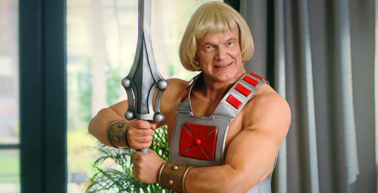 Cezary Pazura jako He-Man w reklamie zabawek firmy Mattel