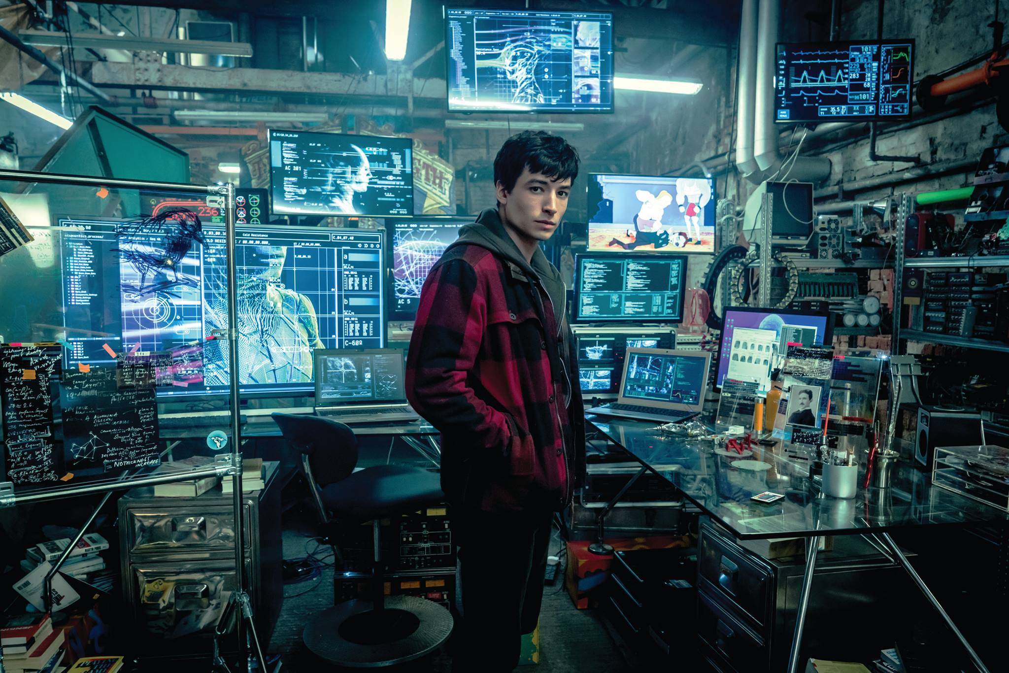 Gwiazda serialu Niepewne krytykuje Hollywood za chronienie Ezry Millera