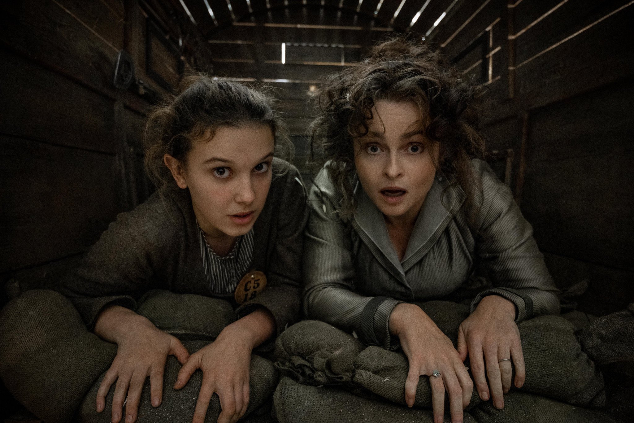 Enola Holmes 2 - bohaterowie filmu na plakatach promujących produkcję Netflixa