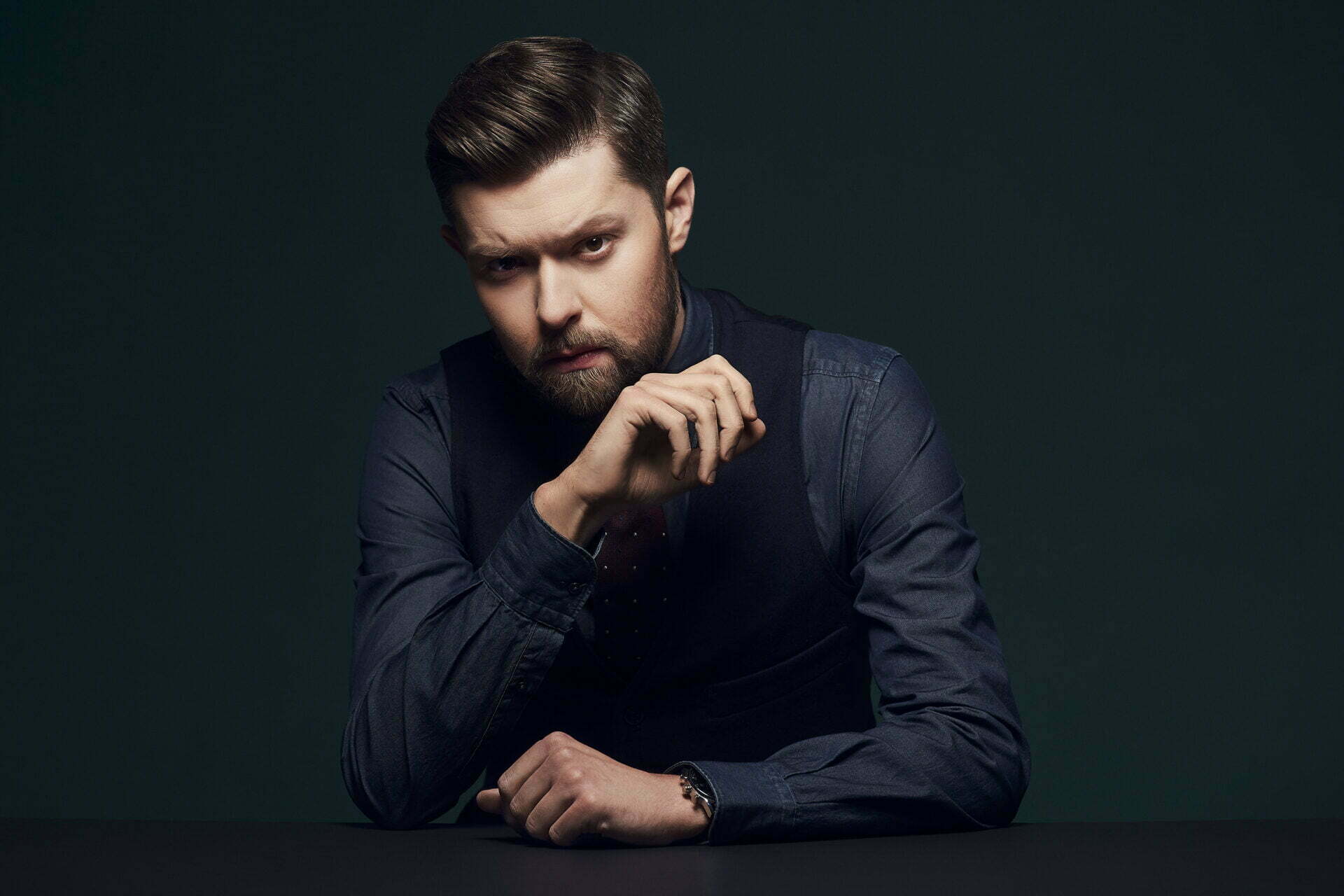     Remigiusz Mróz o serialu Wotum nieufności: cała ekipa oddała ducha książki pełniej niż w przypadku poprzednich adaptacji [WYWIAD]