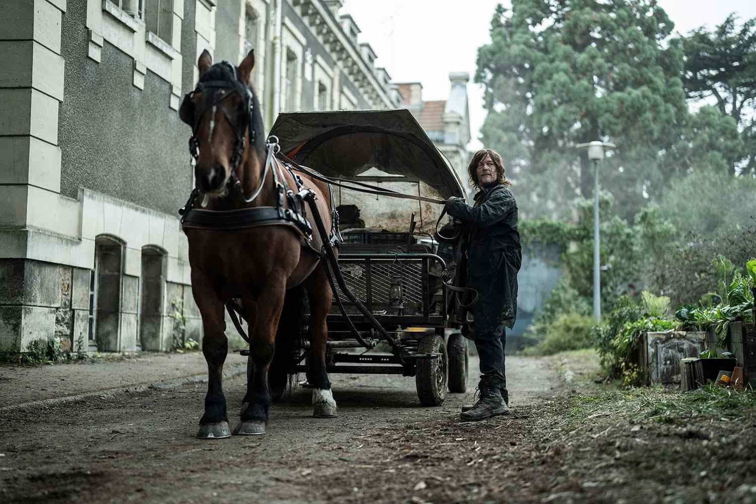     The Walking Dead - zdjęcia zza kulis spin-offa o Darylu. Norman Reedus na planie we Francji