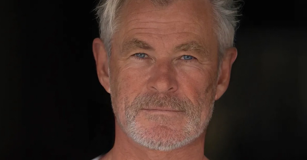     Chris Hemsworth nie do poznania na zdjęciach promujących dokument z jego udziałem