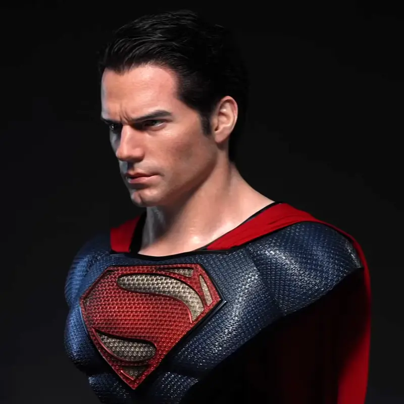 Henry Cavill na popiersiu Supermana