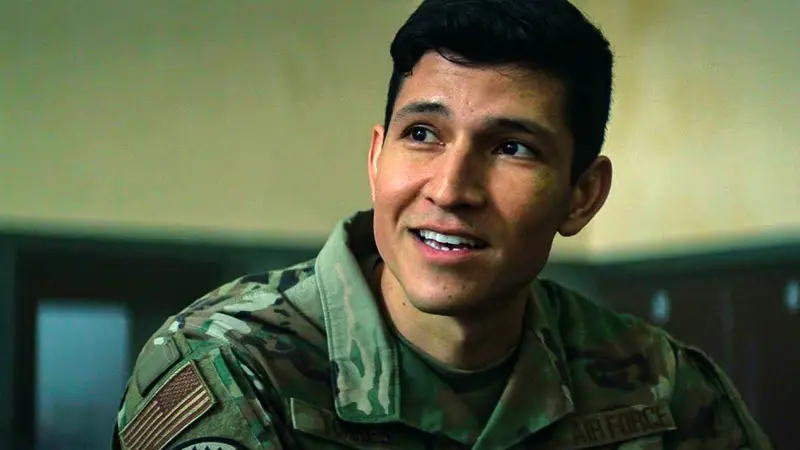     Kapitan Ameryka 4 - nowy Falcon. Danny Ramirez na zdjęciach z planu