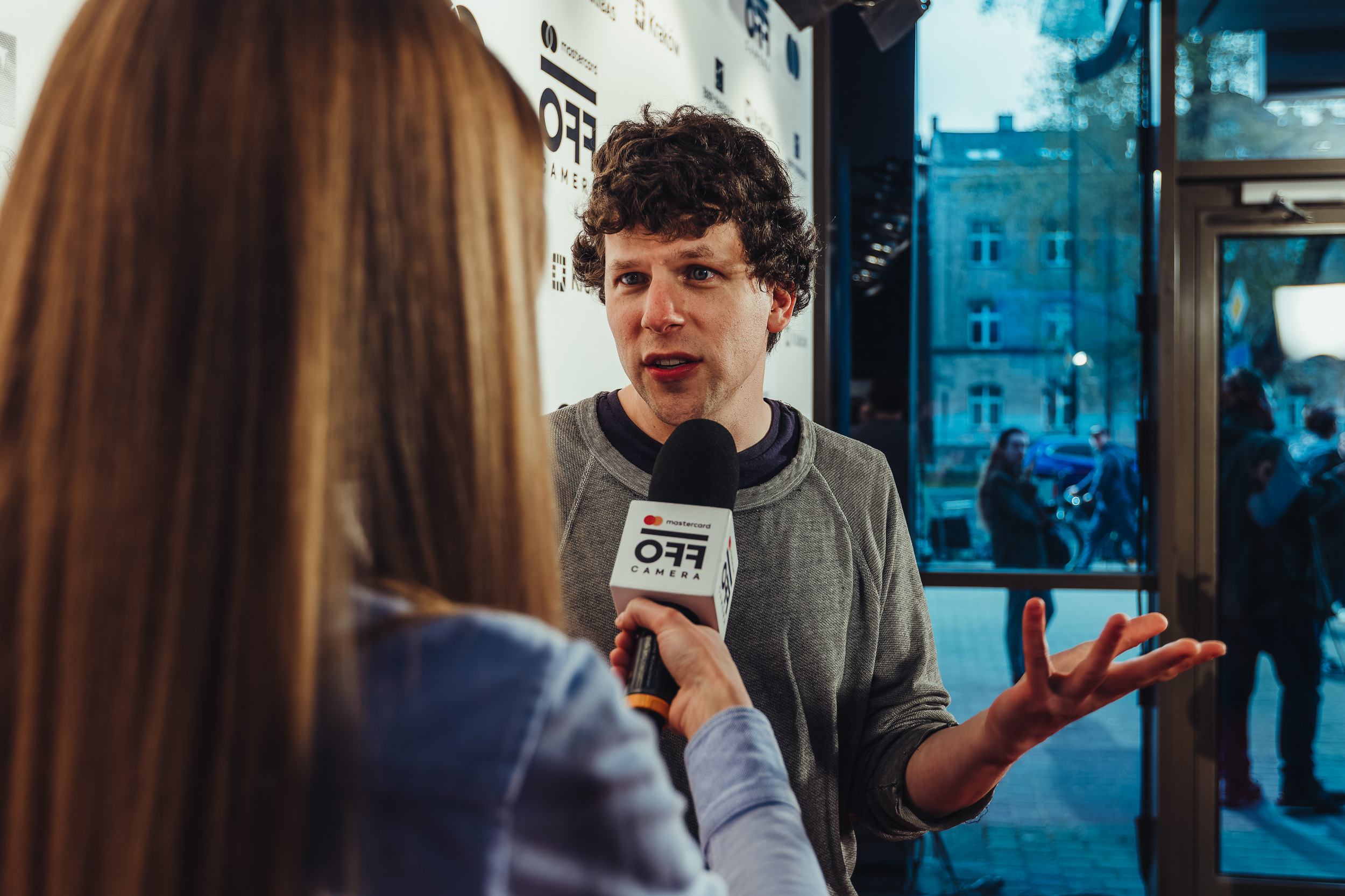 Jesse Eisenberg kręci film w Warszawie. Do obsady dołącza zdobywczyni Oscara!