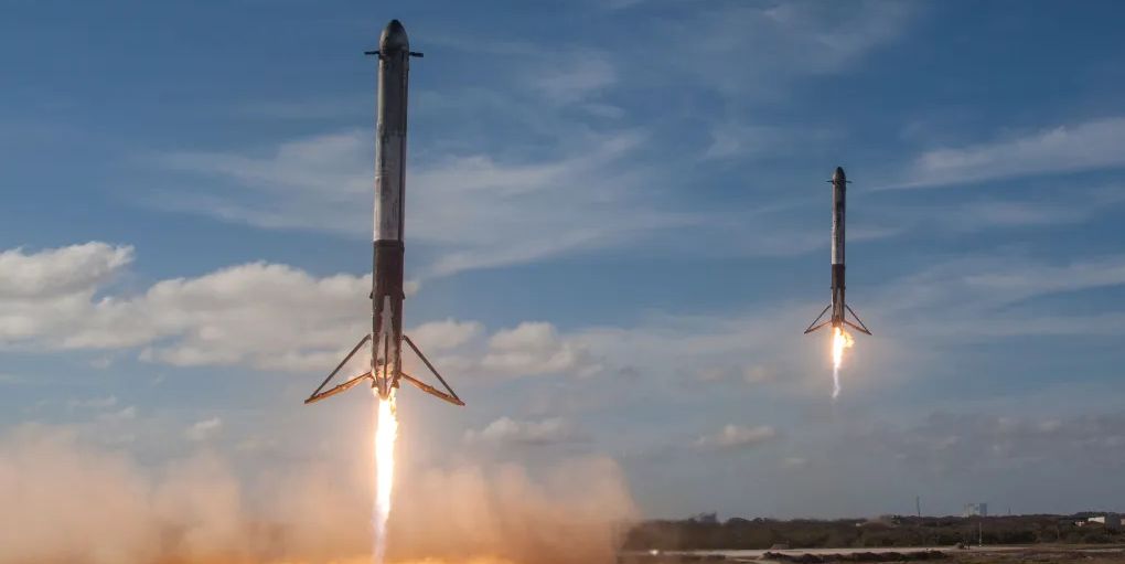     Falcon Heavy - lądujące boostery zstępują z nieba. Nieprawdopodobne nagranie rakiety SpaceX