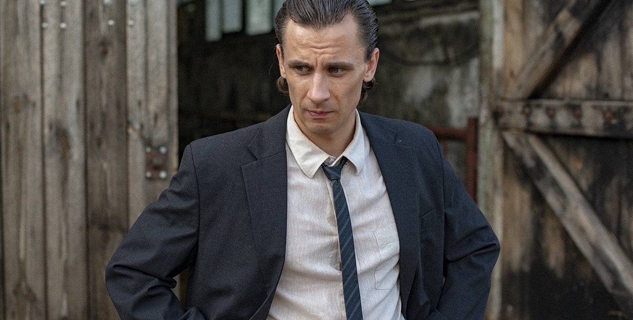     Adam Bobik: reżyser powiedział mi: "Słuchaj, masz problem z alkoholem, ale nie gramy dramatu o alkoholizmie" [WYWIAD]