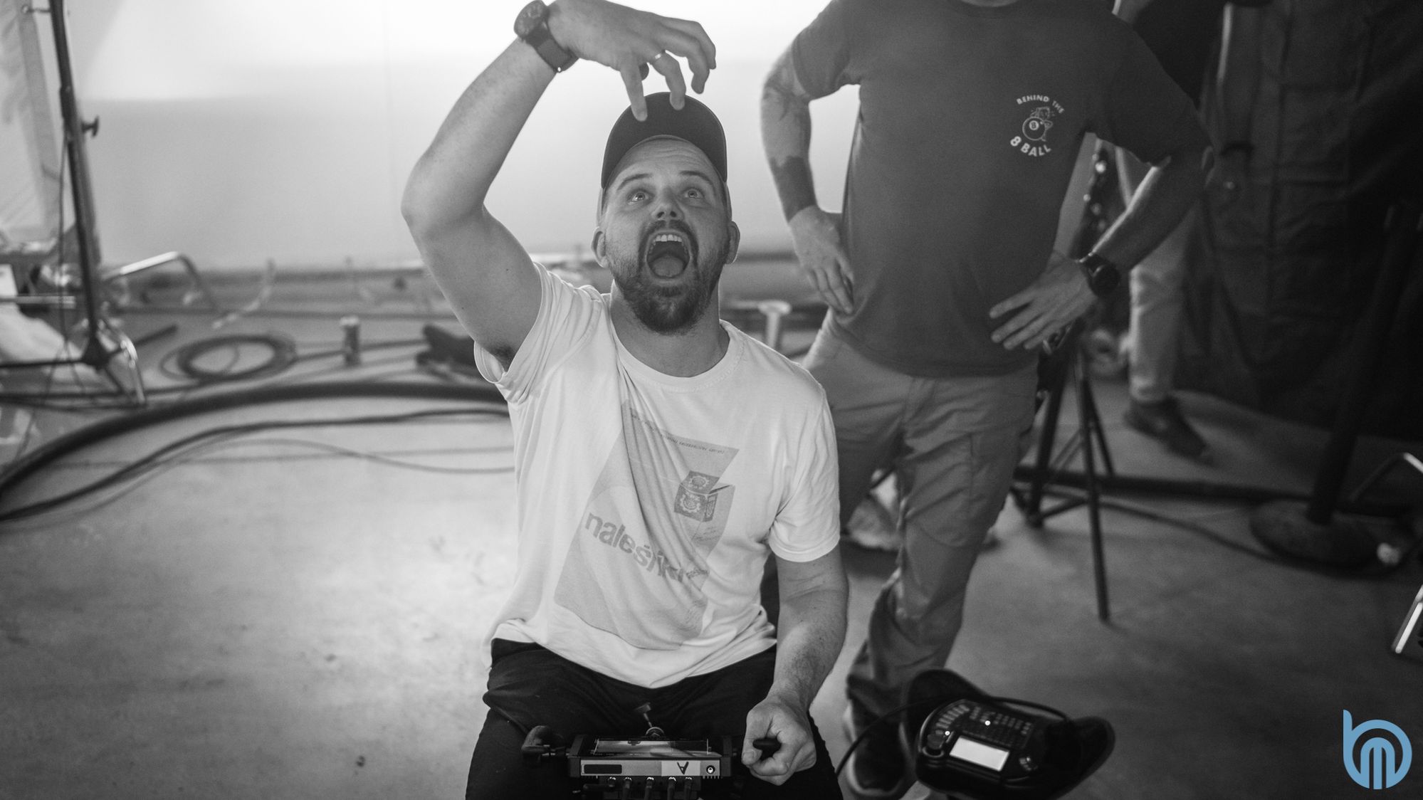     Mateusz Rakowicz o kręceniu filmu akcji Dzień Matki. Te kulisy was zaskoczą [WYWIAD]