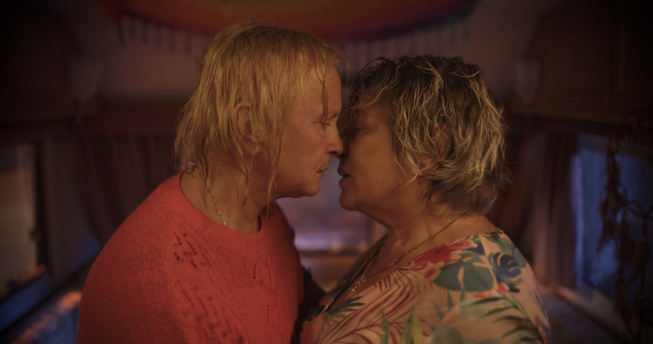     2 ikony starszego pokolenia, 1 pocałunek. Natasza Parzymies o Moje Stare [WYWIAD]