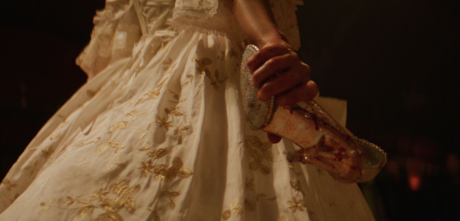     Cinderella's Curse - zdjęcia z krwawej wersji baśni o Kopciuszku. To horror w stylu filmu Puchatek: Krew i miód