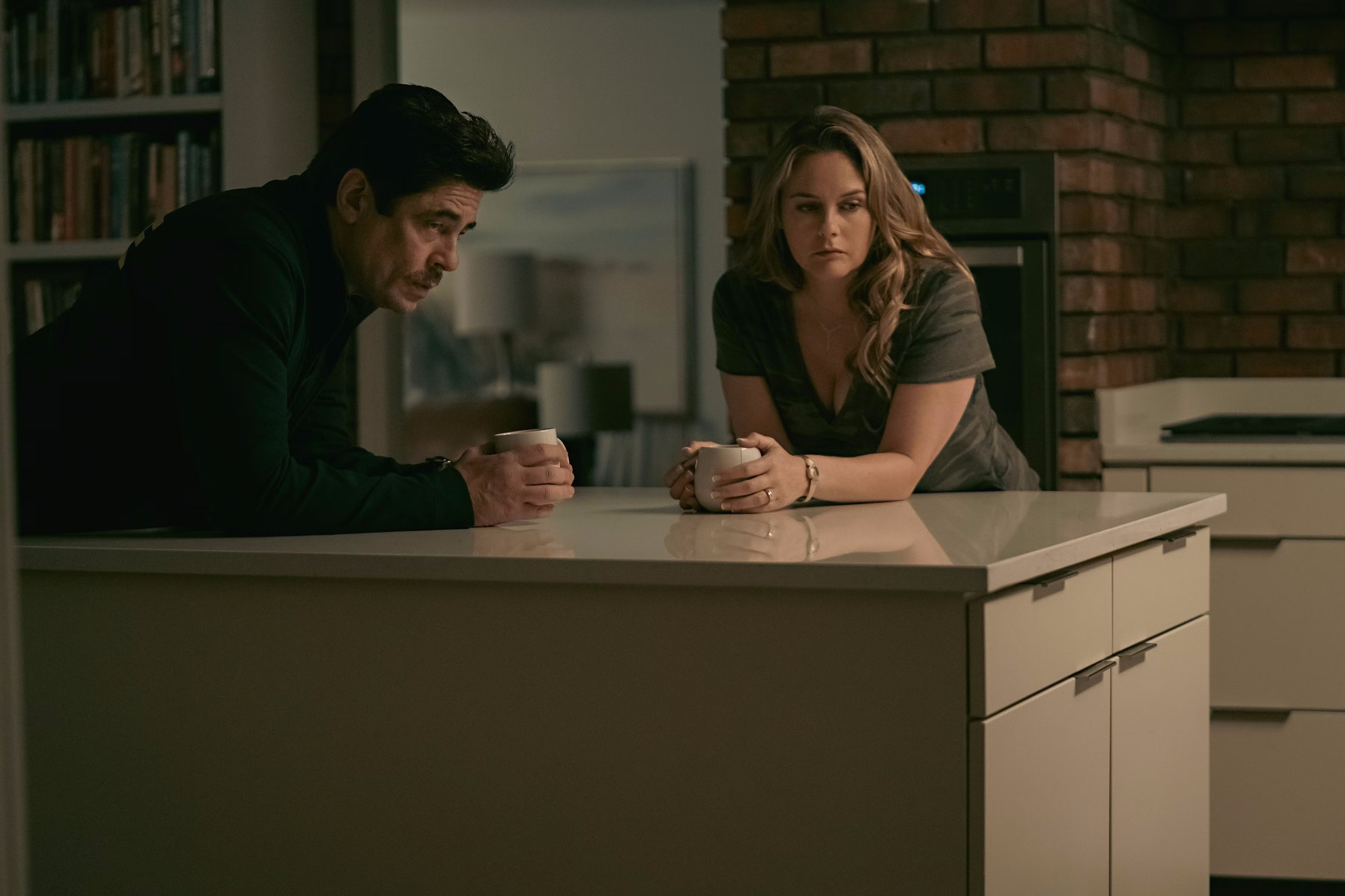 Reptile - pierwsze zdjęcia. Benicio Del Toro i Alicia Silverstone razem na ekranie
