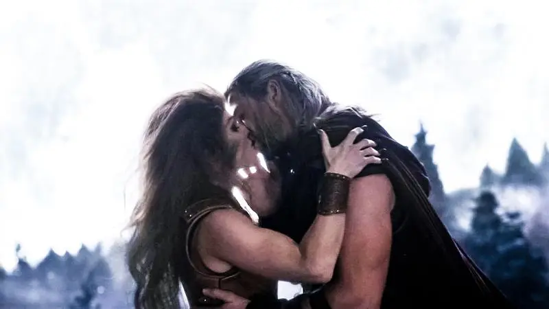     Thor 4 - tę postać zagrała żona Chrisa Hemswortha. Zdjęcie zza kulis pokazuje "wilczą kobietę" z bliska