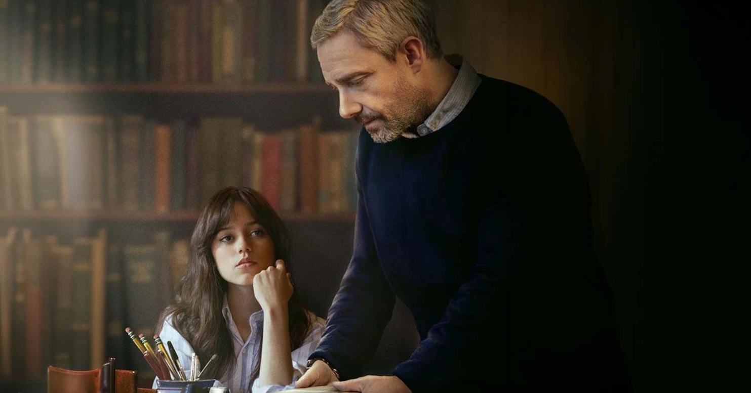 Martin Freeman odpowiada na oskarżenia. Chodzi o sceny intymne z Jenną Ortegą