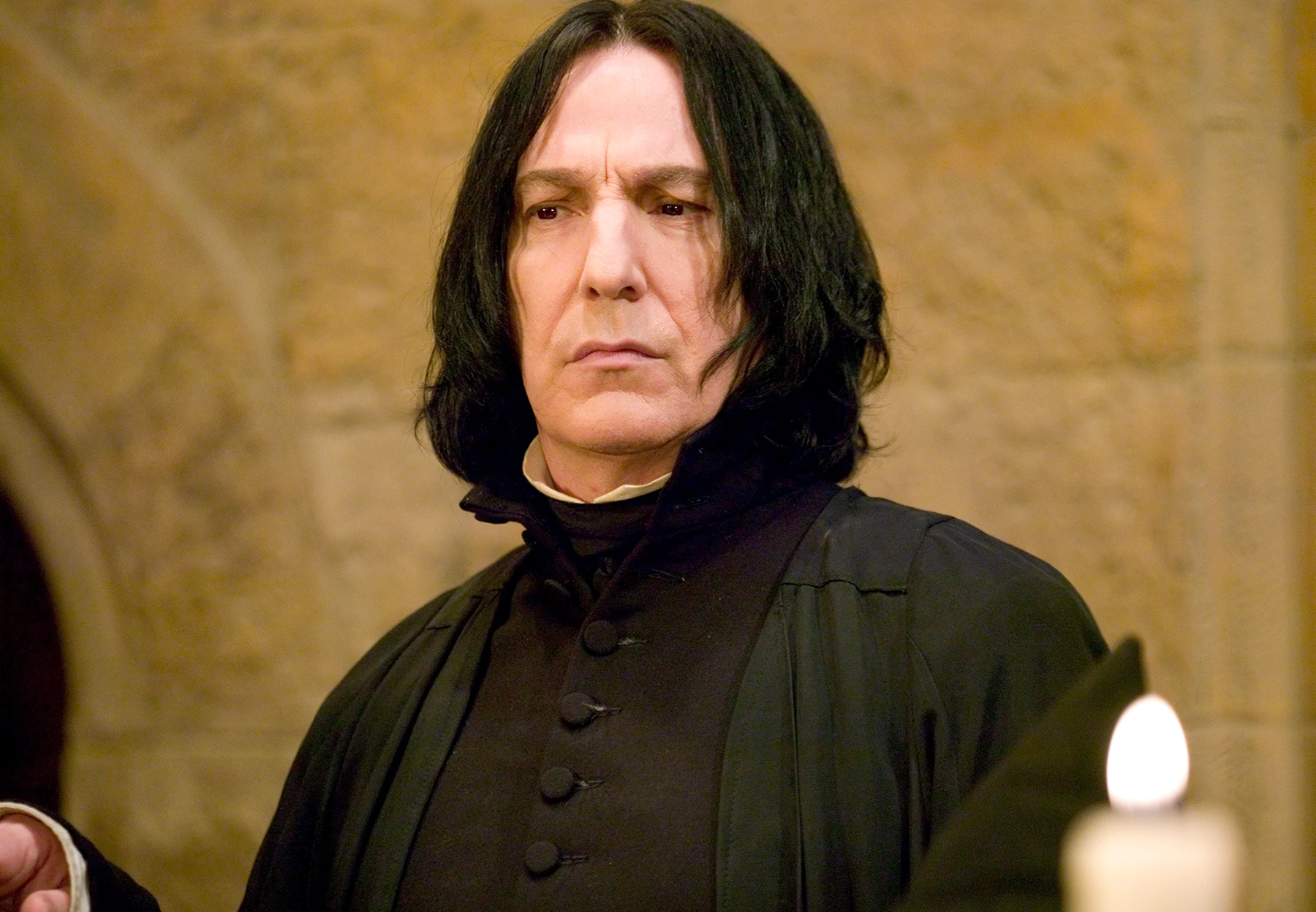 Severus Snape (seria Harry Potter) - od początku sprawiał wrażenie najbardziej zagorzałego wroga Harry’ego, traktując go często niesprawiedliwie. Prawda jednak była taka, że kierowany prawdziwą miłością do jego matki, przez ten cały czas się nim ukrycie opiekował.