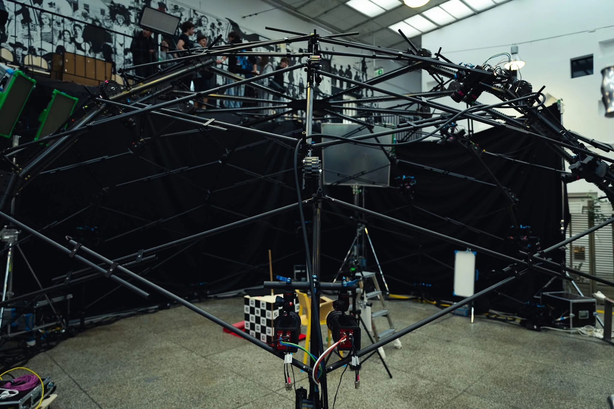 Konstrukcja wykorzystująca technologię z filmu Matrix: Zmartwychwstania, którą zbudowano w Warszawskiej Szkole Filmowe. To ją wykorzystano do rejestrowania specjalnych wywiadów, o których mówi Sven,