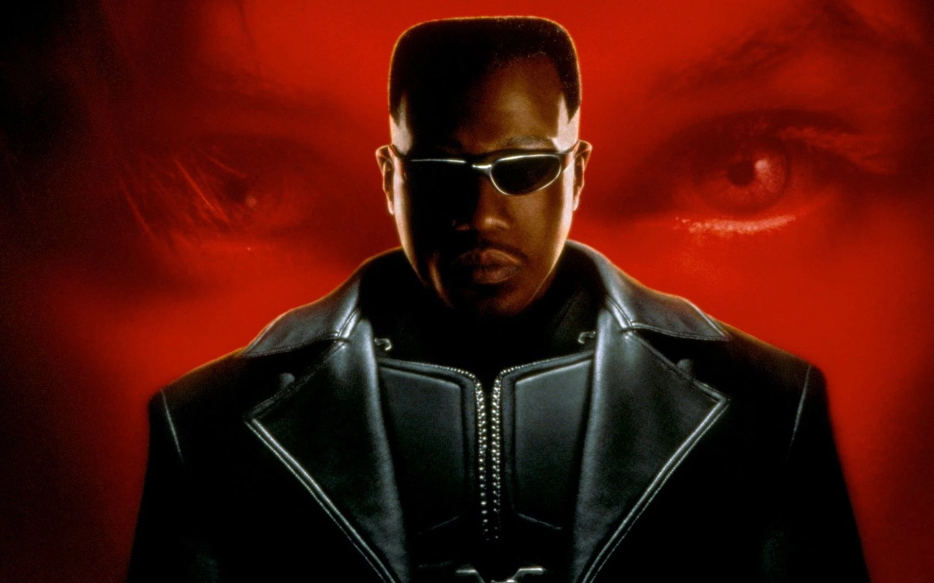 Blade (1998) – nie bez przyczyny mówi się, że ten film uratował Marvela i kino komiksowe. Zdaję sobie sprawę, że to żaden niszowy tytuł, a jednak wciąż mam wrażenie, że nie jest dość doceniany. Widać było, że twórcy mieli wizję, którą konsekwentnie zrealizowali, a niektóre sceny, jak impreza z deszczem krwi, stały się kultowe. To coś dla fanów wampirów, akcji i milczących bohaterów, którzy zamiast mówić, wolą strzelać.