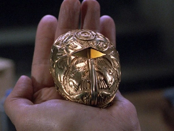 Cronos (1993) – to od tego filmu o wampirach rozpoczęła się kariera Guillermo del Toro, znanego reżysera, który później dał nam chociażby Hellboya i Labirynt fauna. Produkcja pokazuje mniej tradycyjną wersję wampiryzmu: to 400-letni skarabeusz obdarza swojego właściciela życiem wiecznym i pragnieniem krwi. Filmowiec w Cronosie próbuje w trochę bardziej ludzki i świeży sposób przedstawić krwiopijców i fascynację wieczną młodością.