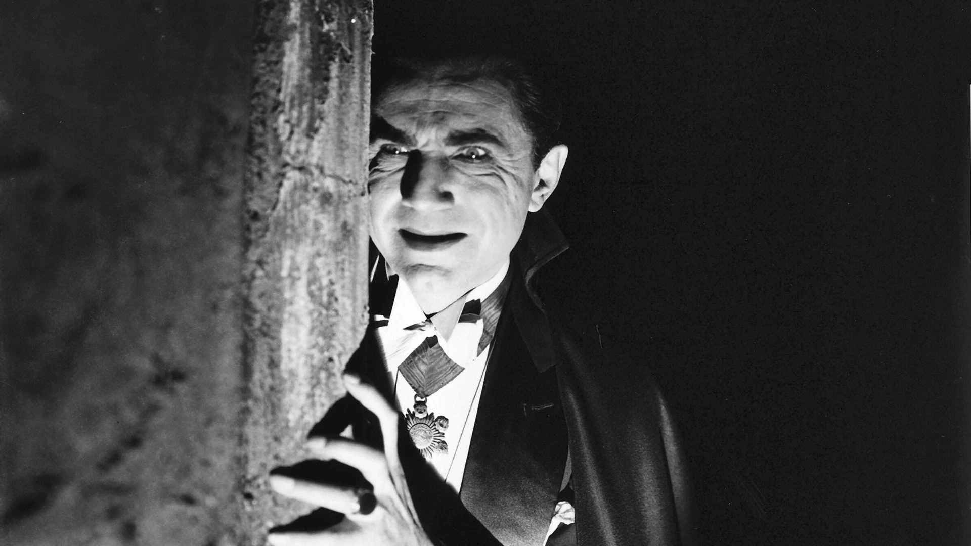Dracula (1931) – warto obejrzeć chociażby po to, by zrozumieć fenomen Draculi w wykonaniu Beli Lugosiego. To on stał się pierwowzorem dla kolejnych ekranowych krwiopijców w popkulturze i wyznaczył trendy na następne dekady. Jego wpływ na kino czuć do dzisiaj.