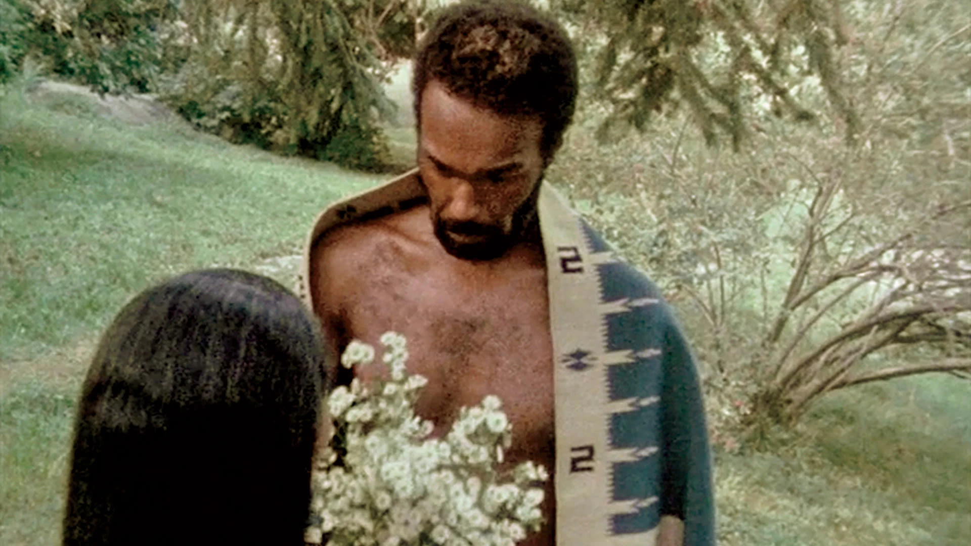 Ganja & Hess (1973) – ten film to przykład, że wśród produkcji o wampirach jest także miejsce na artystyczne i eksperymentalne kino. Opowiada o antropologu, który podczas badania starożytnego afrykańskiego narodu Mythrian został dźgnięty ceremonialnym nożem. Od tej pory mężczyzna zaczyna odczuwać niepohamowaną żądzę krwi. Wszystko dodatkowo się komplikuje, gdy przybywa jego żona.