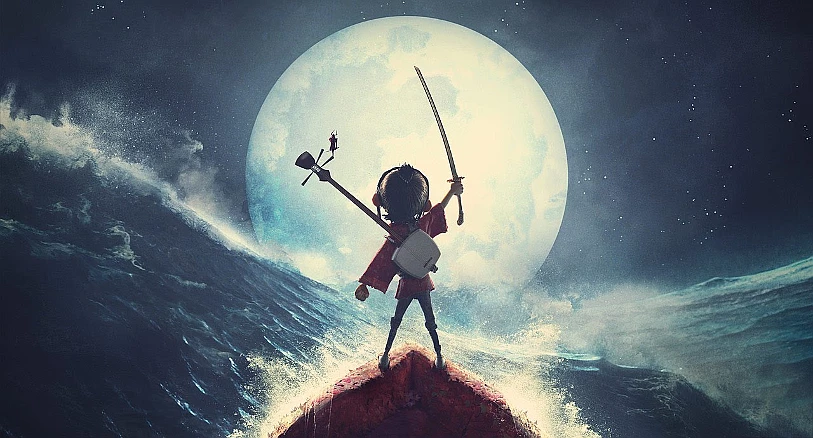 Kubo i dwie struny (2016) – niedoceniana perełka od studia Laika, które dało nam również Koralinę. Majstersztyk wizualny, łączący w sobie animację poklatkową, CGI i drukowanie 3D, by opowiedzieć magiczną historię z morałem, zainspirowaną japońską kulturą. Warto docenić ten tytuł, szczególnie, że nie docenili go widzowie – twórcom nie zwróciły się nawet koszty produkcji.
