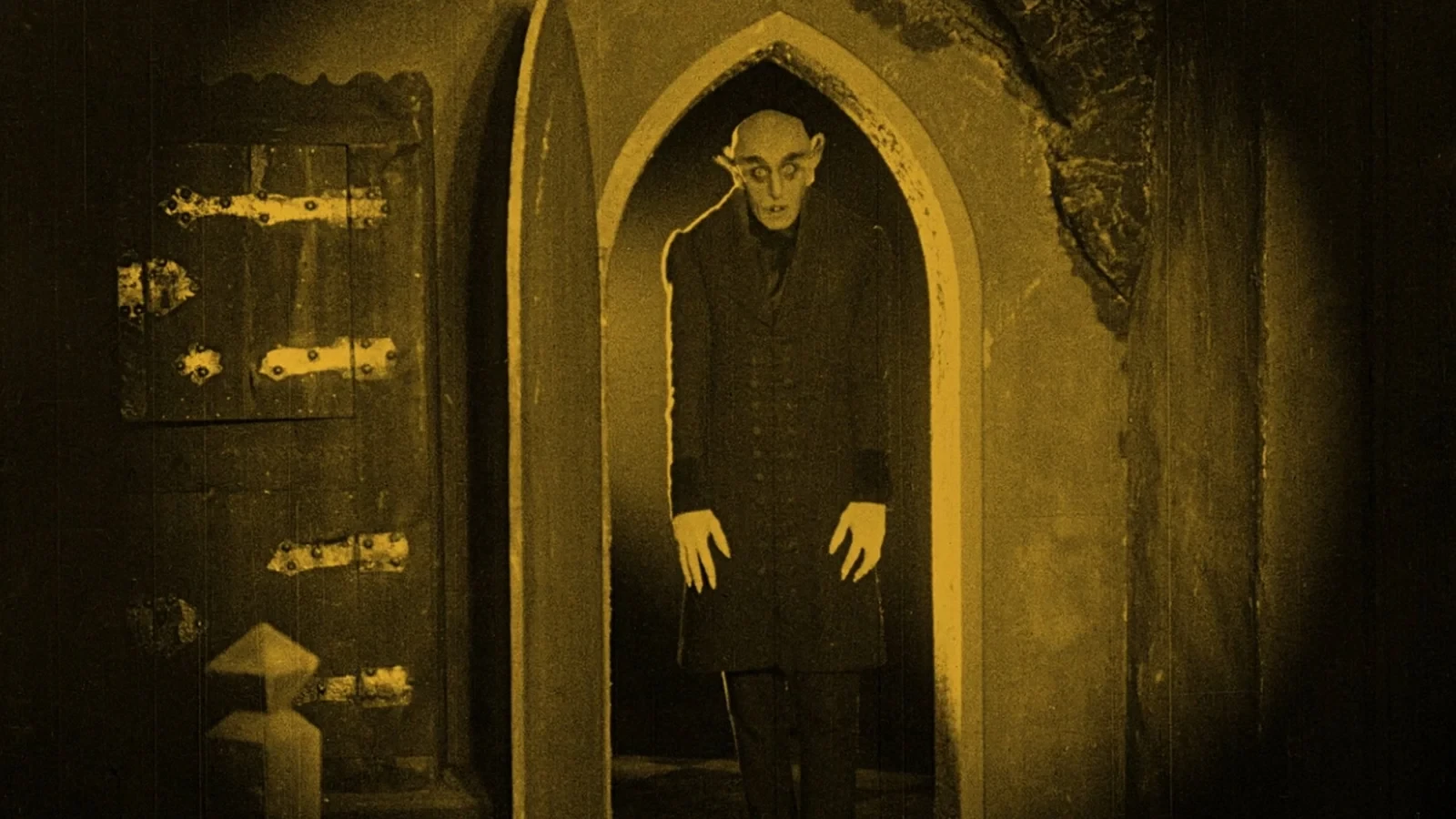 Nosferatu (1922) – reżyserowi F.W. Murnau odmówiono praw do ekranizacji Drakuli Brama Stokera, jednak to go nie powstrzymało. Po drobnych poprawkach przedstawił światu czarno-biały film niemy Nosferatu, w którym tytułowy wampir jest czystym złem i źródłem wszelakiego zepsucia. W ten sposób stworzył obraz, który miał inspirować filmowców przez kolejne lata i przeszedł do kanonu popkultury.