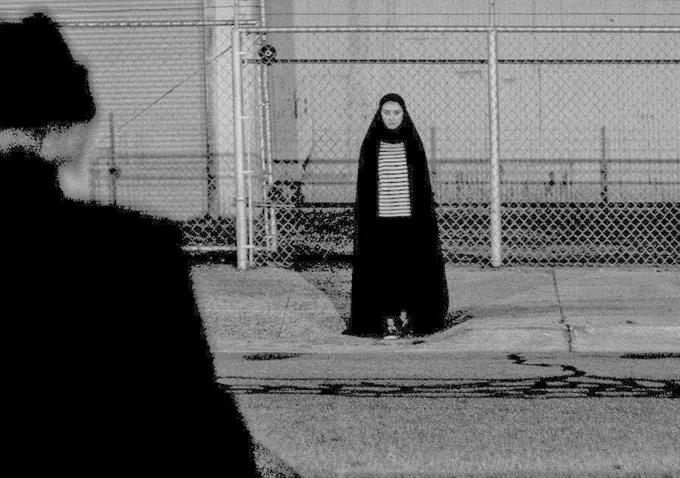 O dziewczynie, która wraca nocą sama do domu (2014) – klimatyczny i niemal surrealistyczny czarno-biały film o wampirzycy, która nocami przemierza ulice zepsutego irańskiego miasteczka Bad City na deskorolce, wymierzając sprawiedliwość prześladowcom. Dowiadujemy się więcej o jej relacji z jedynym uczciwym mężczyzną i śmiertelnikiem, mieszkającym w tym miejscu.