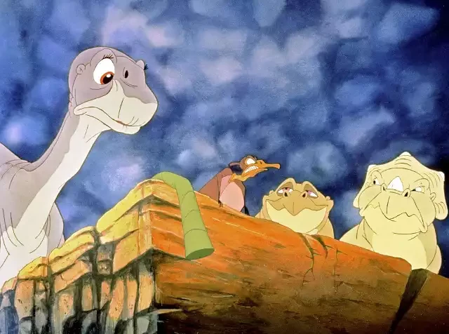 Pradawny ląd (1988) – to dopiero nostalgiczny tytuł! Bajka opowiada o dinozaurach, które odłączyły się od stada i musiały wyruszyć w samotną wędrówkę. Nie bez powodu padają tu porównania z kultowym Królem Lwem od Disneya, ale Pradawny ląd był pierwszy.