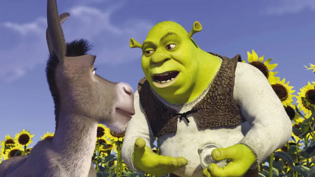 Shrek (2001) – tak, wiem, pewnie znacie Shreka. Ale to byłby skandal, gdyby nie pojawił się na tej liście. To jeden z tych filmów, które bawią, gdy jesteś dzieckiem, a potem bawią jeszcze bardziej, gdy jesteś już dorosły. Absolutny klasyk, który trzeba znać – obowiązkowo z polskim dubbingiem!