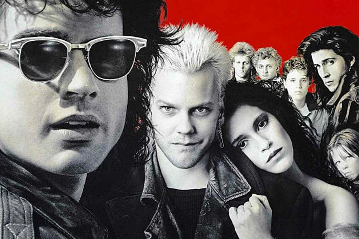 Straceni chłopcy (1987) – gdy oglądałam ten film, miałam wrażenie, że ma w sobie ducha młodości. To ciekawe połączenie wampirów, horroru, romansu i kina familijnego, którego podstawą jest rodzina i lojalność.
