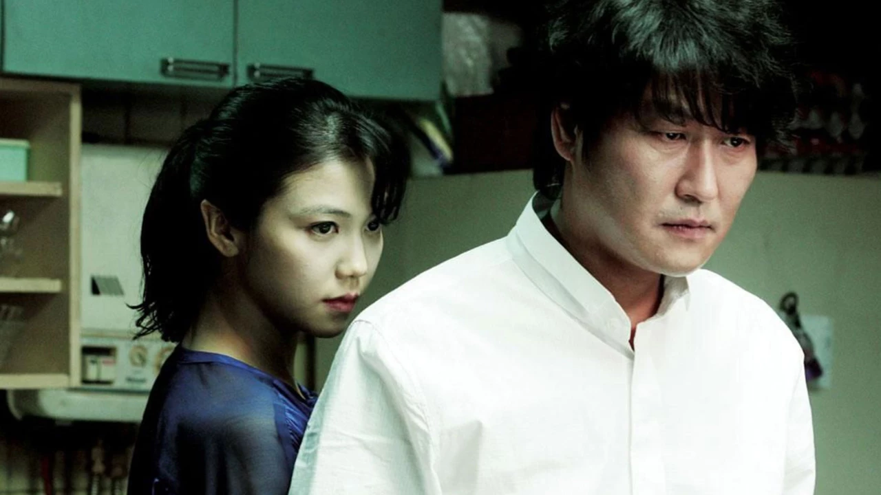 Thirst (2009) – koreański horror zainspirowany XIX-wieczną francuską powieścią. Oryginalna fabuła nie miała w sobie elementów paranormalnych, jednak reżyser Park Chan-wook, który dał nam również genialną Służącą i Oldboya, dodał do niej wampiry. W efekcie dostaliśmy głęboką fabułę, rozbudowane postacie i potężny ładunek emocjonalny.