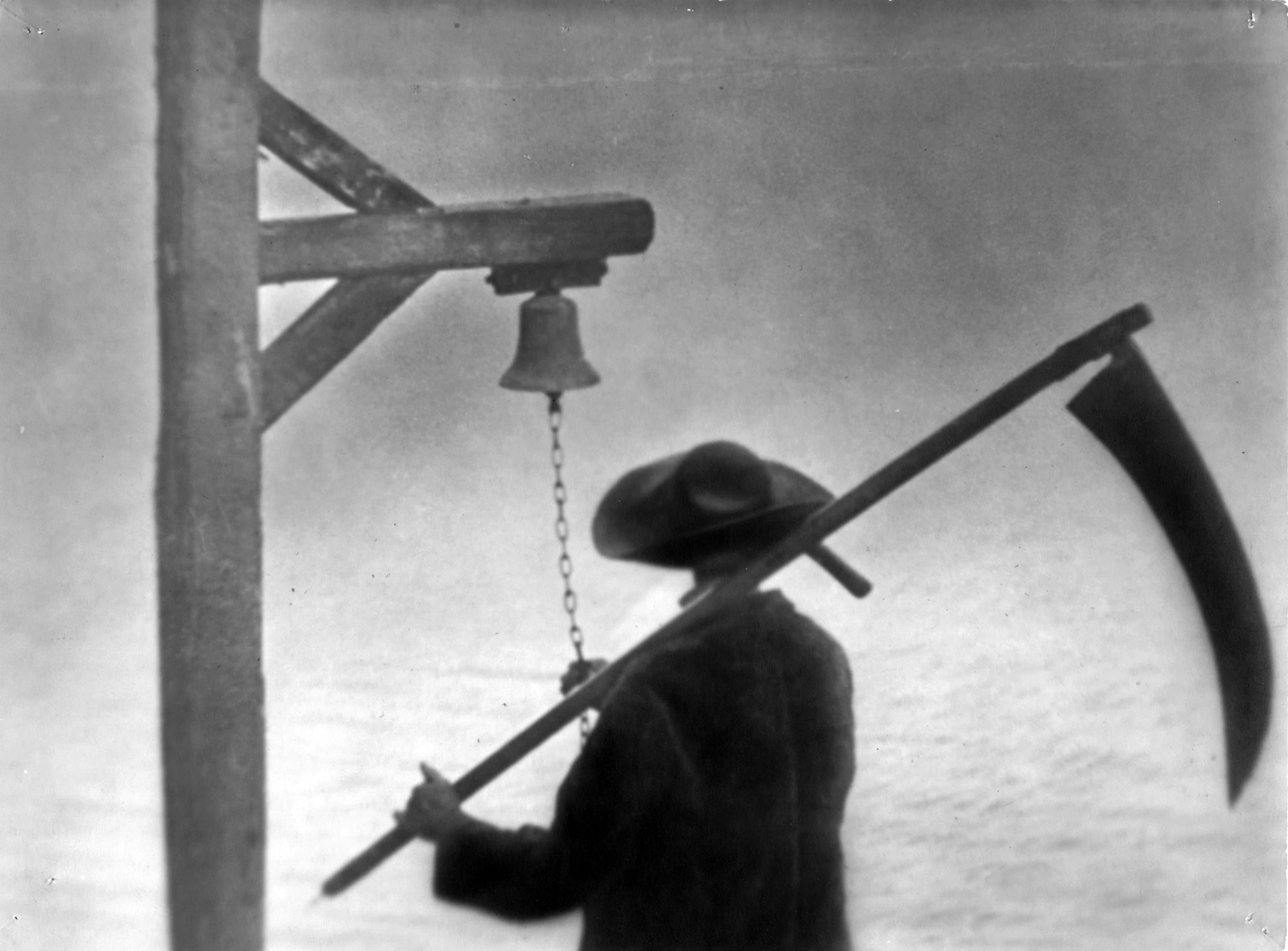Vampyr (1932) – kolejny czarno-biały film na liście, wykorzystujący osiągnięcia technologiczne swoich czasów i grę światłem, by stworzyć artystyczny i wyjątkowy obraz, który stał się klasykiem kina grozy. Mimo tego, że w tamtych czasach brakowało twórcom narzędzi, ich kreatywność i chęci nie znały granic, czego dowodem może być ta produkcja.