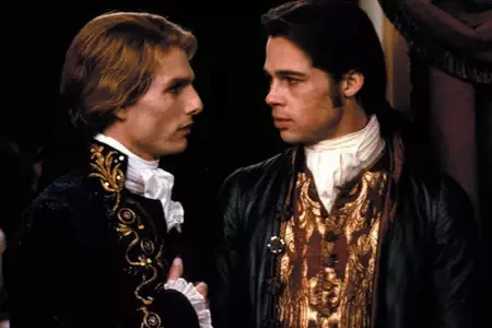 Wywiad z wampirem (1994) – mam wrażenie, że nie można mówić o filmach z wampirami, nie wspominając o tym tytule. Sercem tej historii jest skomplikowana relacja między trzema nieumarłymi: Louisem, Lestatem i Claudią, którzy tworzą niejako dysfunkcyjną rodzinę. To właśnie ta produkcja w bardzo ciekawy i druzgocący sposób pokazuje tragedię kobiety uwięzionej w ciele dziecka na resztę wieczności.