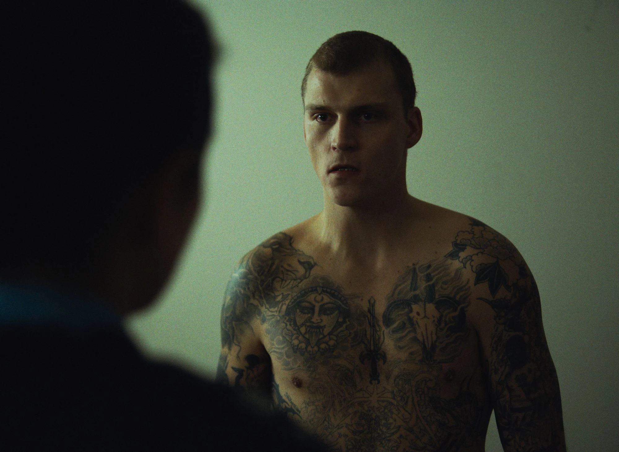 Ukryty motyw - oficjalny kadr z filmu pod tym tytułem, który osadzony jest w fikcyjnym więzieniu.