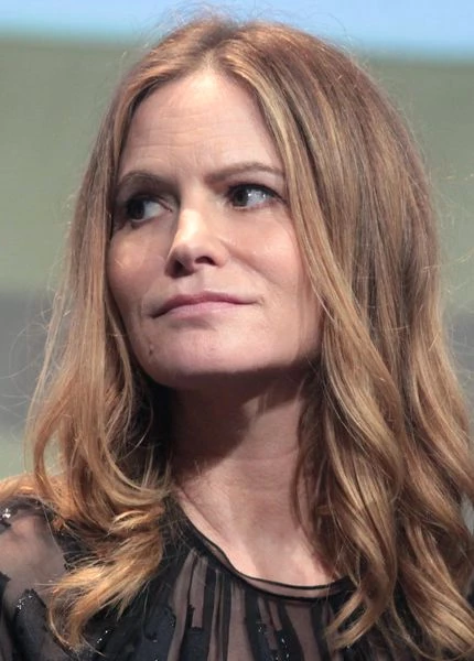 Jennifer Jason Leigh