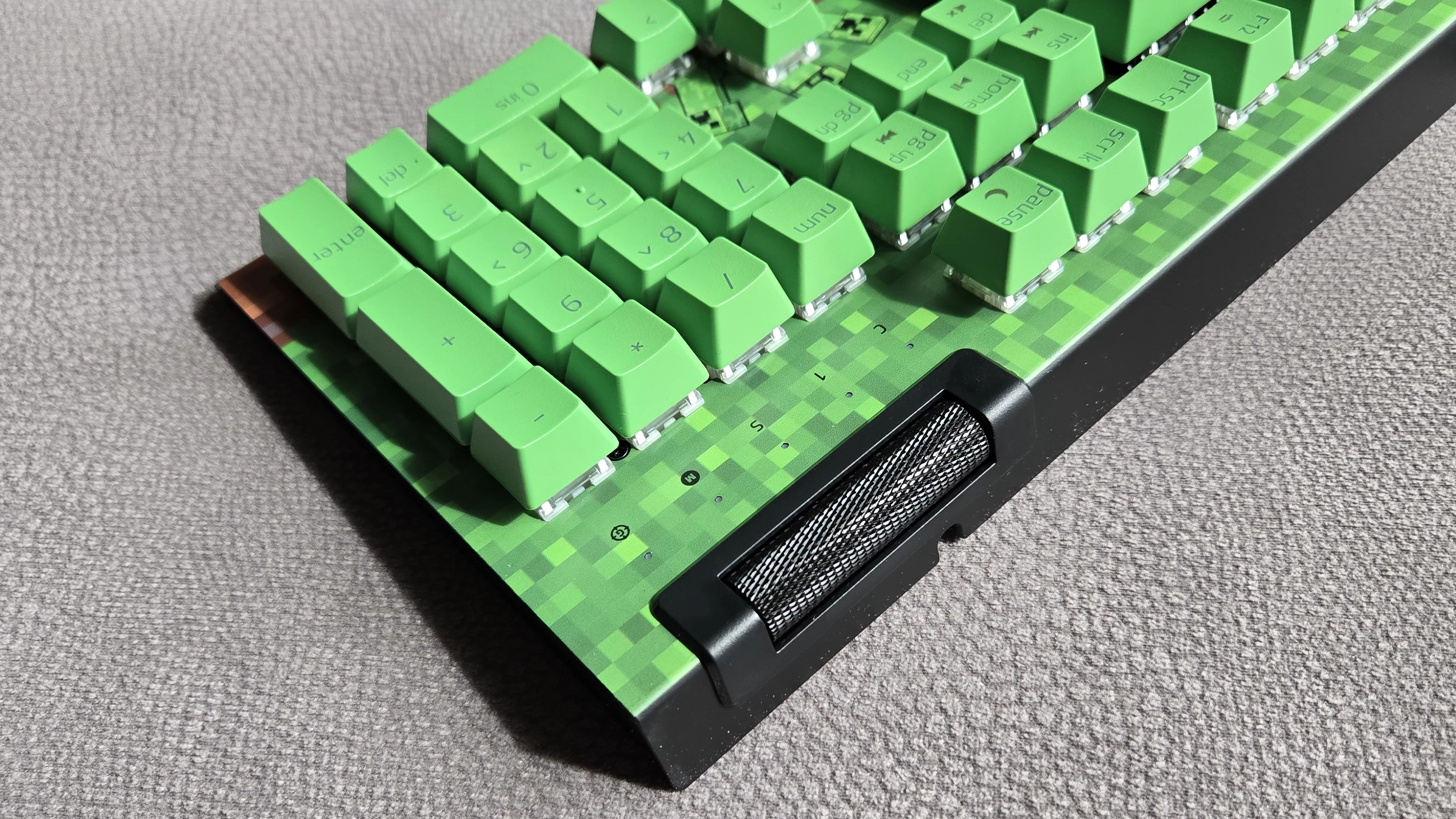 Razer x Minecraft Blackwidow V4 X