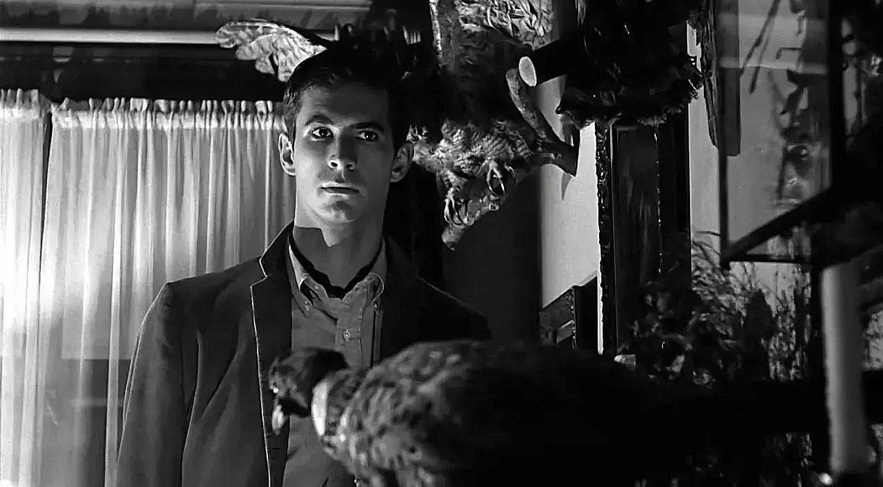 Psychoza (1960) - film zaskoczył widzów już w pierwszym akcie brutalnym zabójstwem Marion, która wydawała się główną bohaterką. Ponadto wywołał dreszcz emocji, pokazując, że za morderstwami stoi Norman Bates, a jego matka od dawna nie żyje.