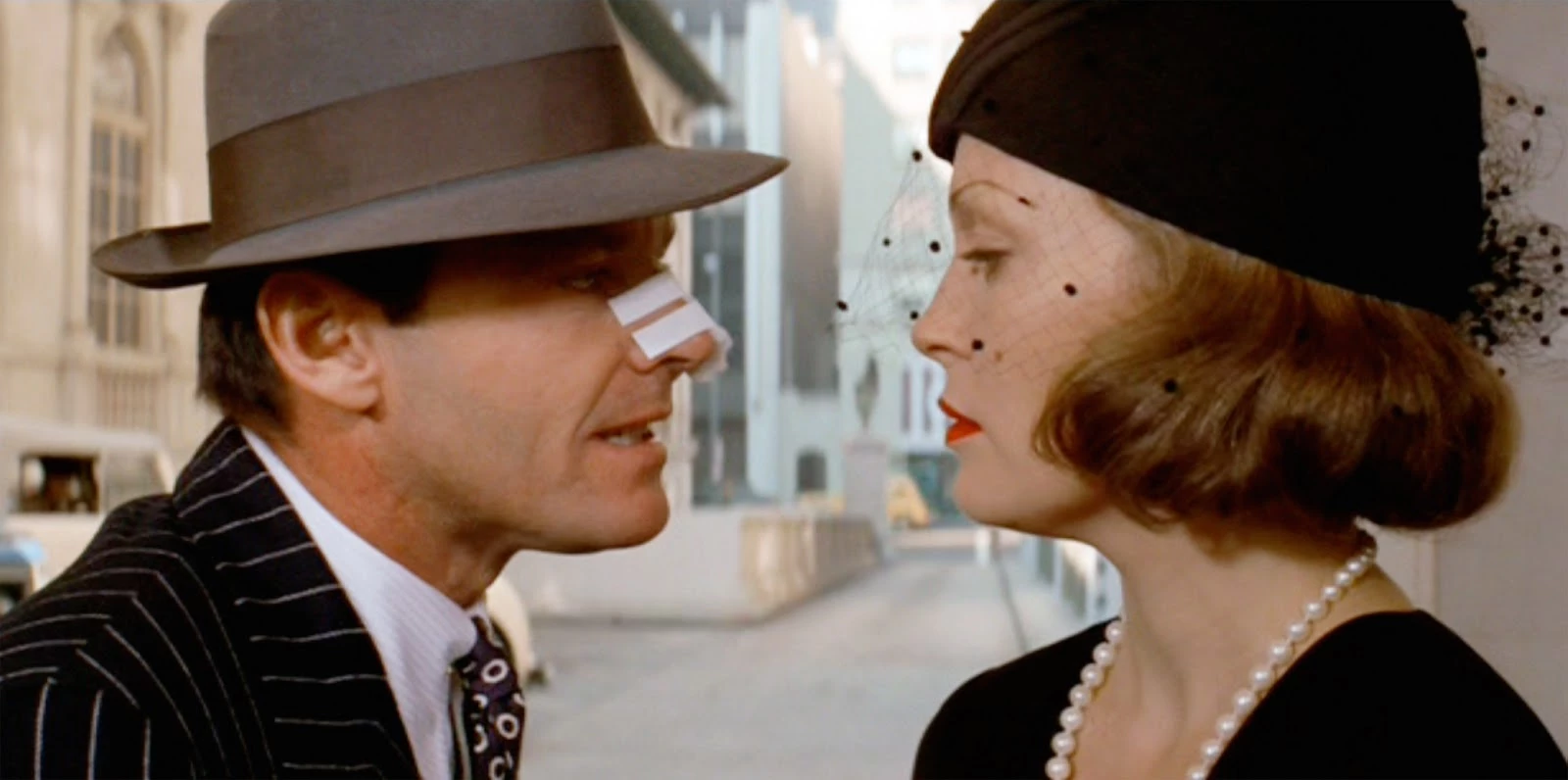 Chinatown (1974) - współpraca między Faye Dunaway a Romanem Polańskim przebiegała burzliwie. Reżyser nie pozwalał aktorce na wyjście do łazienki między ujęciami. Dunaway, doprowadzona do granic wytrzymałości, skorzystała z kubka, który następnie rzuciła w twarz Polańskiemu.