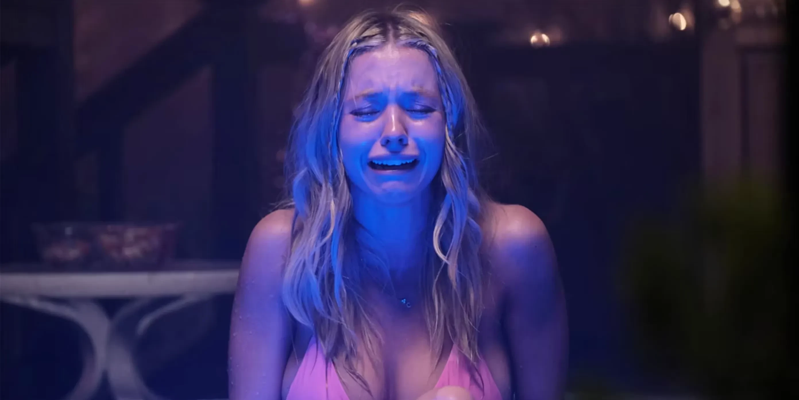 Euforia - podczas kręcenia sceny w jacuzzi, w której Cassie gwałtownie wymiotuje, Sydney Sweeney miała ukryty na ciele wąż podpięty do pompy, a do ust włożono jej specjalny ustnik, przez który wylewano sztuczne wymiociny. Określiła to jako najobrzydliwsze doświadczenie w swojej karierze.