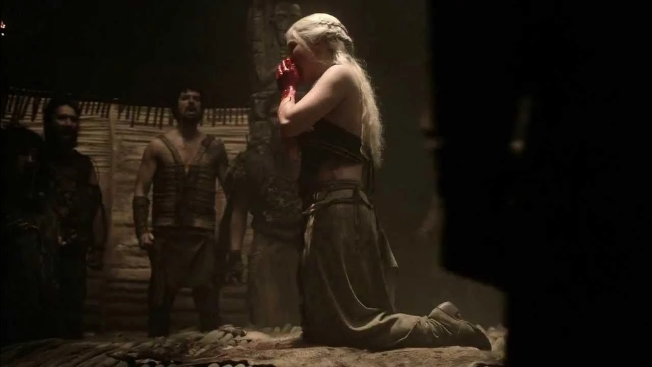 Gra o tron - gdy w jednym z epizodów Daenerys zjada końskie serce, Emilia Clarke musiała zjeść aż 28 porcji imitacji organu zrobionej ze stwardniałego dżemu, co smakowało według niej jak „wybielacz i surowy makaron”. Cała oblana litrami sztucznej krwi, ciągle się do wszystkiego przyklejała, zarówno do siebie, jak i do otoczenia, co mocno utrudniało pracę na planie.