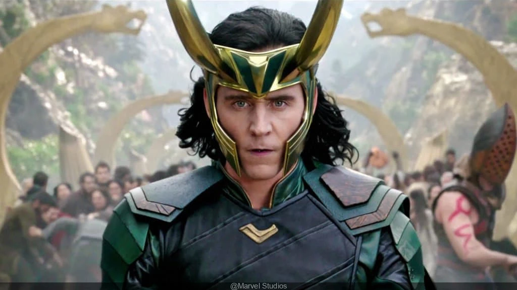 Loki (MCU) - na początku uchodził za godnego uwagi antagonistę w filmach Marvela. Okazał się jednak postacią o wiele bardziej złożoną, która nie tylko przeszła wewnętrzną przemianę, ale też odegrała później kluczową rolę w ocaleniu czasu.
