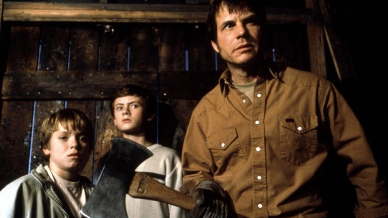 Ręka Boga (2001) - początkowo wydaje się ponurym dramatem o dzieciach zmuszanych do udziału w szaleństwie ojca, który wierzy, że zabija ludzi opętanych przez demony. Zaskakujące jest zakończenie. które ujawnia, że jego wizje były prawdziwe, a dorosły syn kontynuuje boską misję, co nadaje całej historii nadprzyrodzony wymiar.